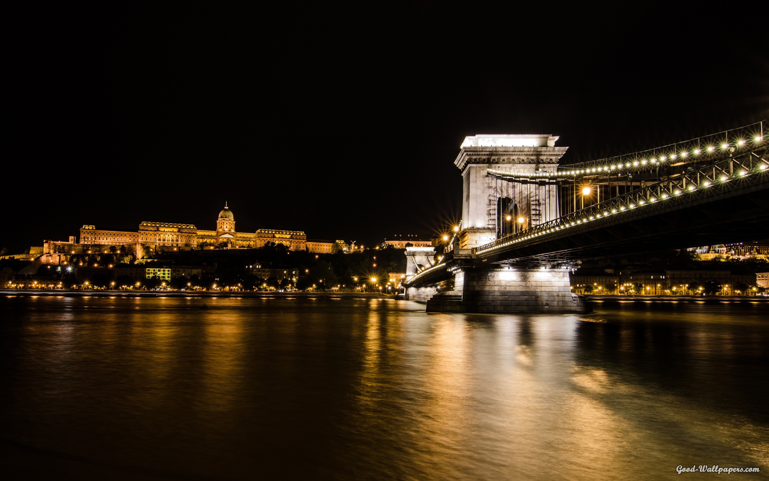 Das Chain Bridge at Night in Budapest Hungary Wallpaper 2560x1600