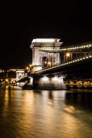 Das Chain Bridge at Night in Budapest Hungary Wallpaper 320x480