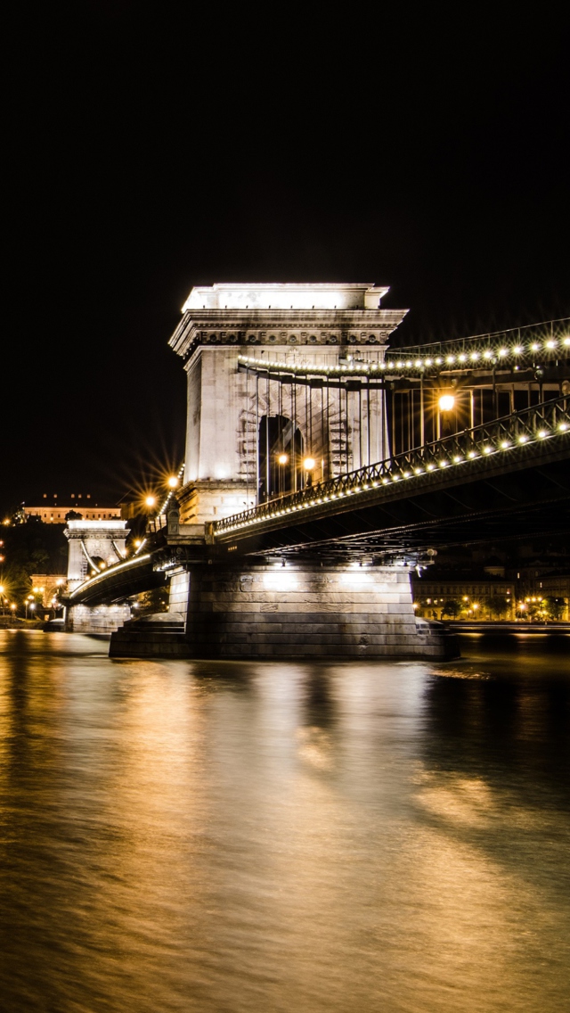 Das Chain Bridge at Night in Budapest Hungary Wallpaper 640x1136