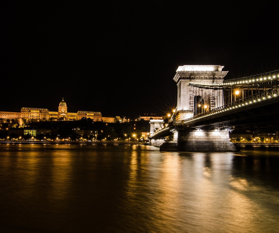 Das Chain Bridge at Night in Budapest Hungary Wallpaper 960x800