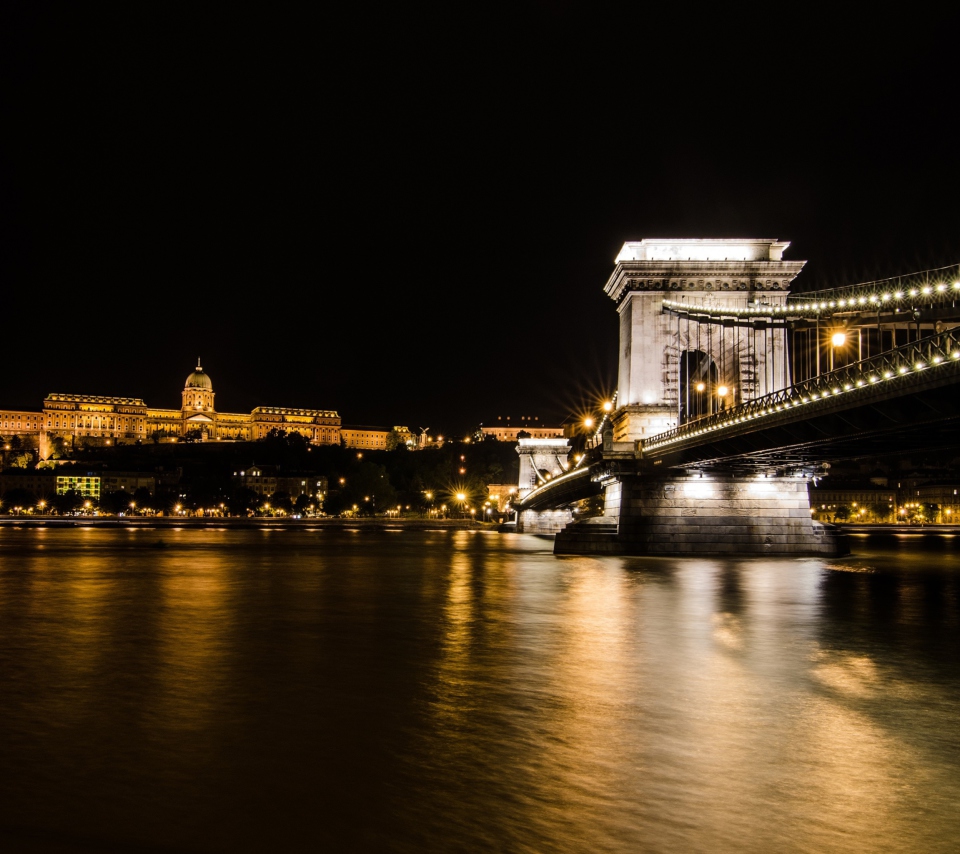 Das Chain Bridge at Night in Budapest Hungary Wallpaper 960x854