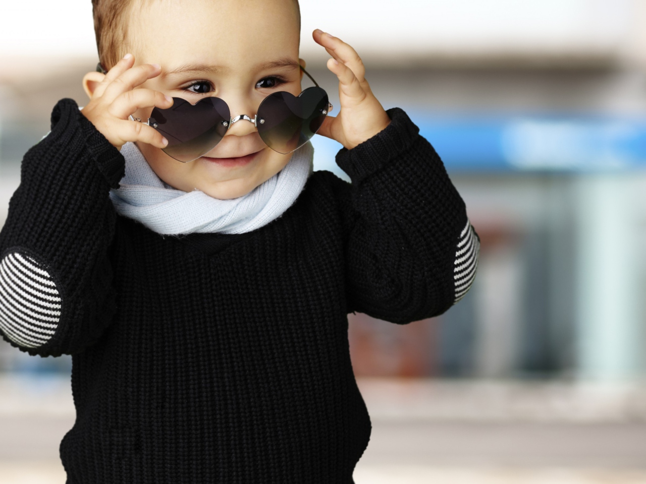 Das Baby Boy In Heart Glasses Wallpaper 1280x960