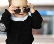 Das Baby Boy In Heart Glasses Wallpaper 176x144