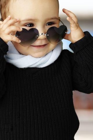 Fondo de pantalla Baby Boy In Heart Glasses 320x480