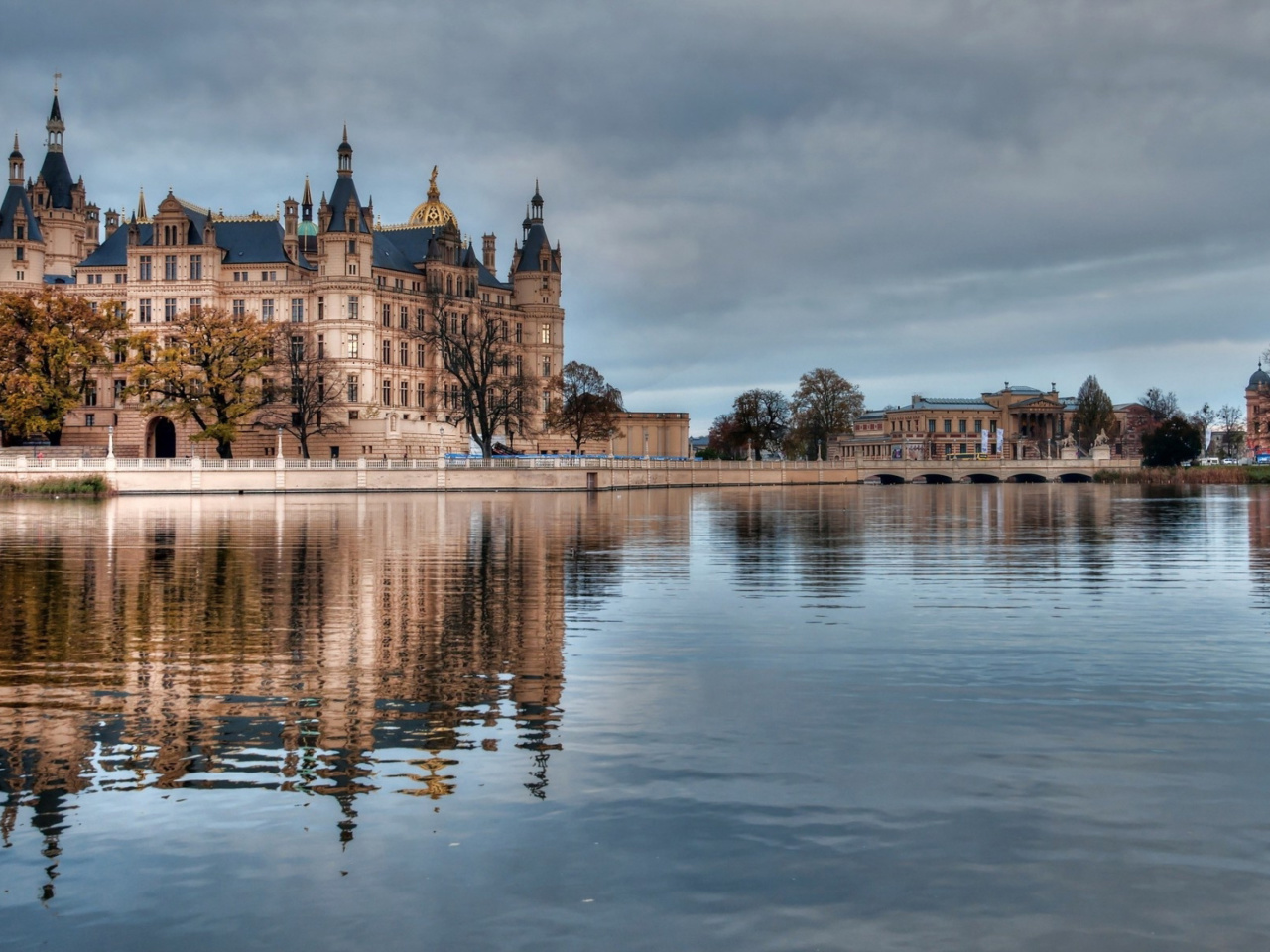 Screenshot №1 pro téma Schwerin Castle in Germany, Mecklenburg Vorpommern 1280x960