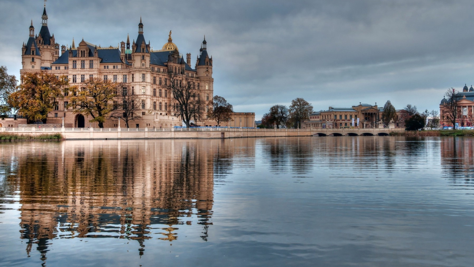 Schwerin Castle in Germany, Mecklenburg Vorpommern screenshot #1 1600x900