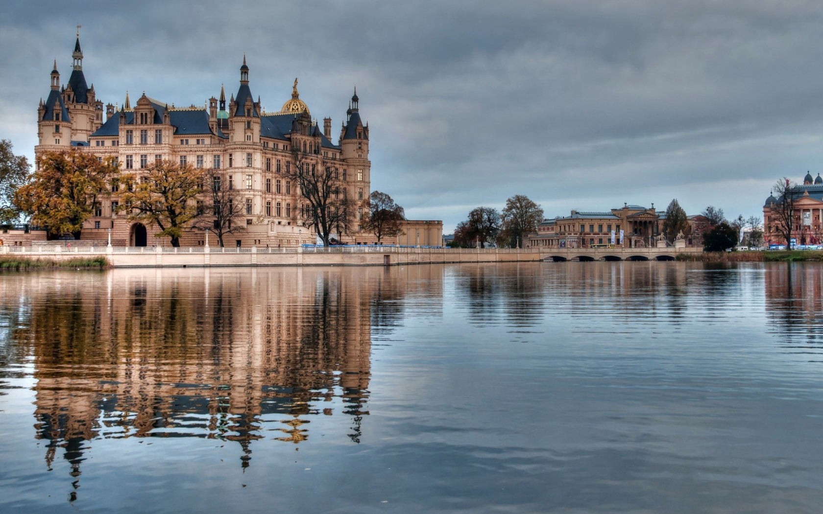 Screenshot №1 pro téma Schwerin Castle in Germany, Mecklenburg Vorpommern 1680x1050