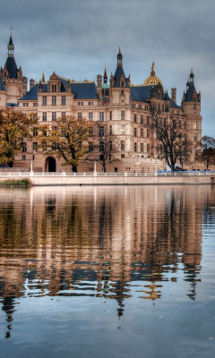 Schwerin Castle in Germany, Mecklenburg Vorpommern screenshot #1 240x400