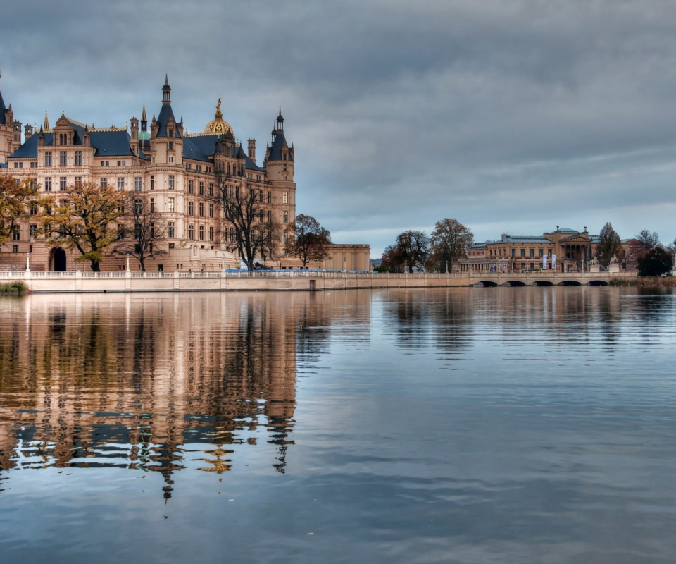 Обои Schwerin Castle in Germany, Mecklenburg Vorpommern 960x800