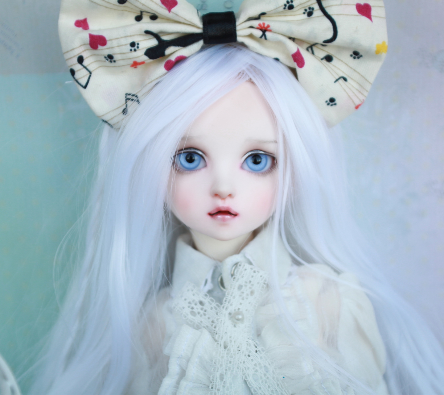 Sfondi Blonde Doll With Big Bow 1440x1280