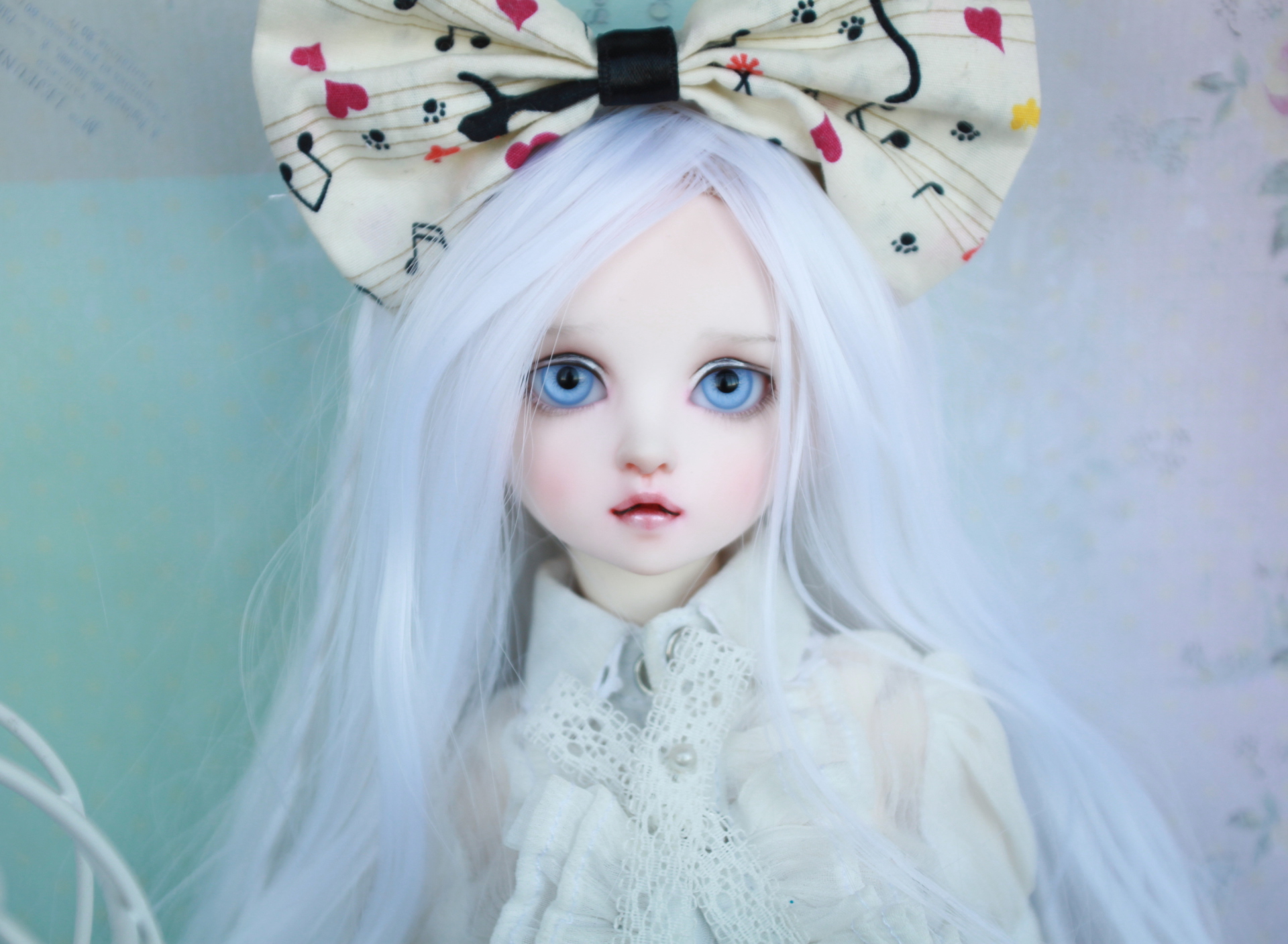 Обои Blonde Doll With Big Bow 1920x1408