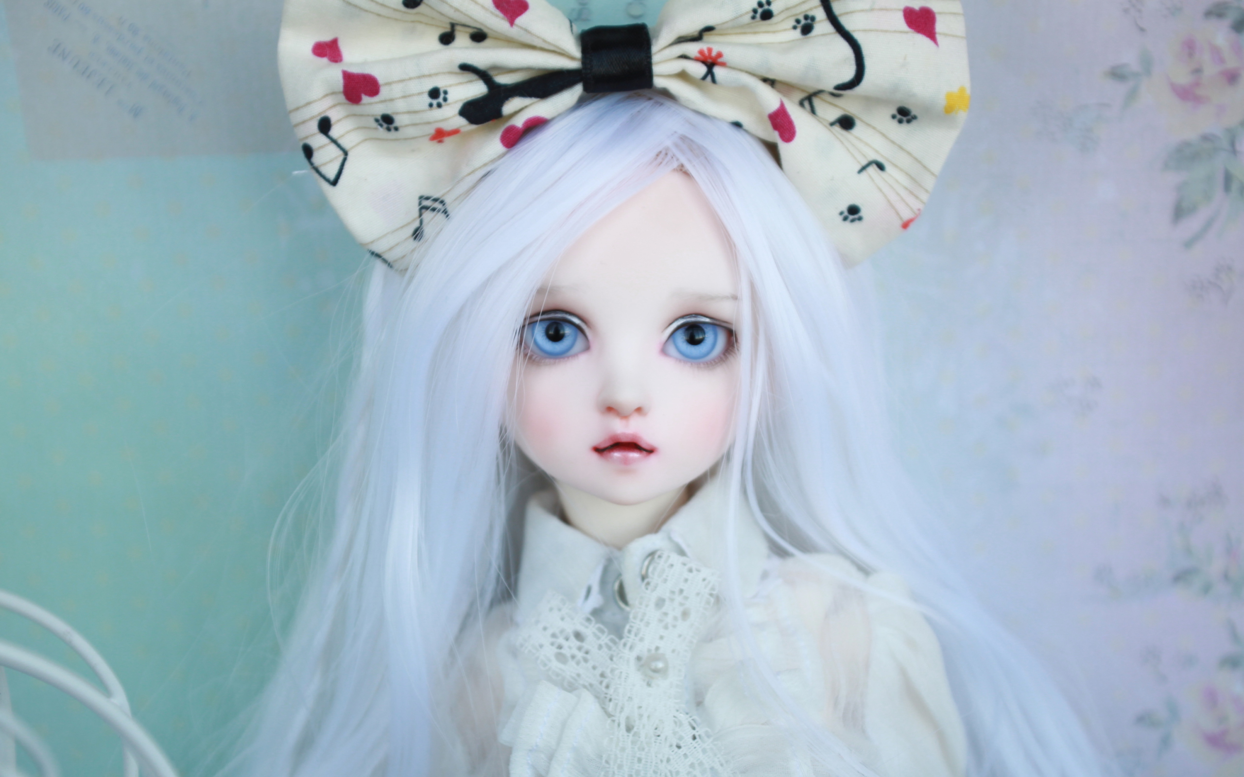 Sfondi Blonde Doll With Big Bow 2560x1600