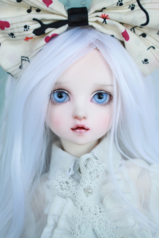 Обои Blonde Doll With Big Bow 320x480