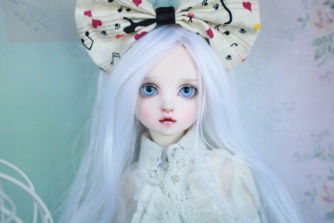 Sfondi Blonde Doll With Big Bow 480x320