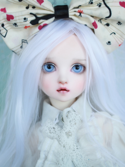 Fondo de pantalla Blonde Doll With Big Bow 480x640