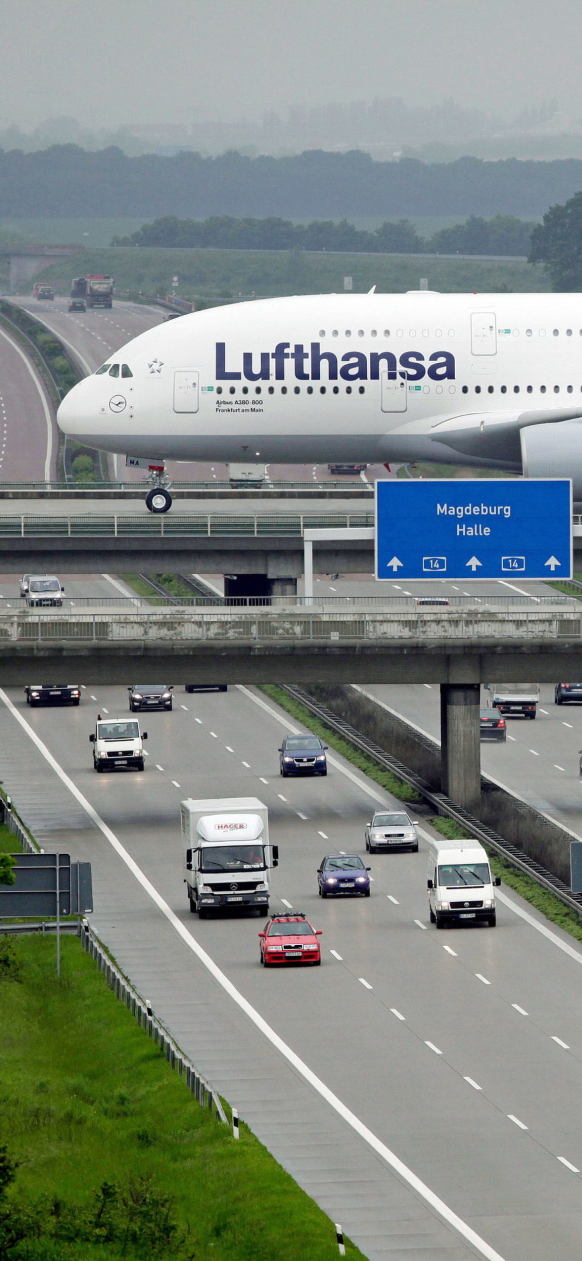 Screenshot №1 pro téma Lufthansa Airbus A380 In Frankfurt 1170x2532