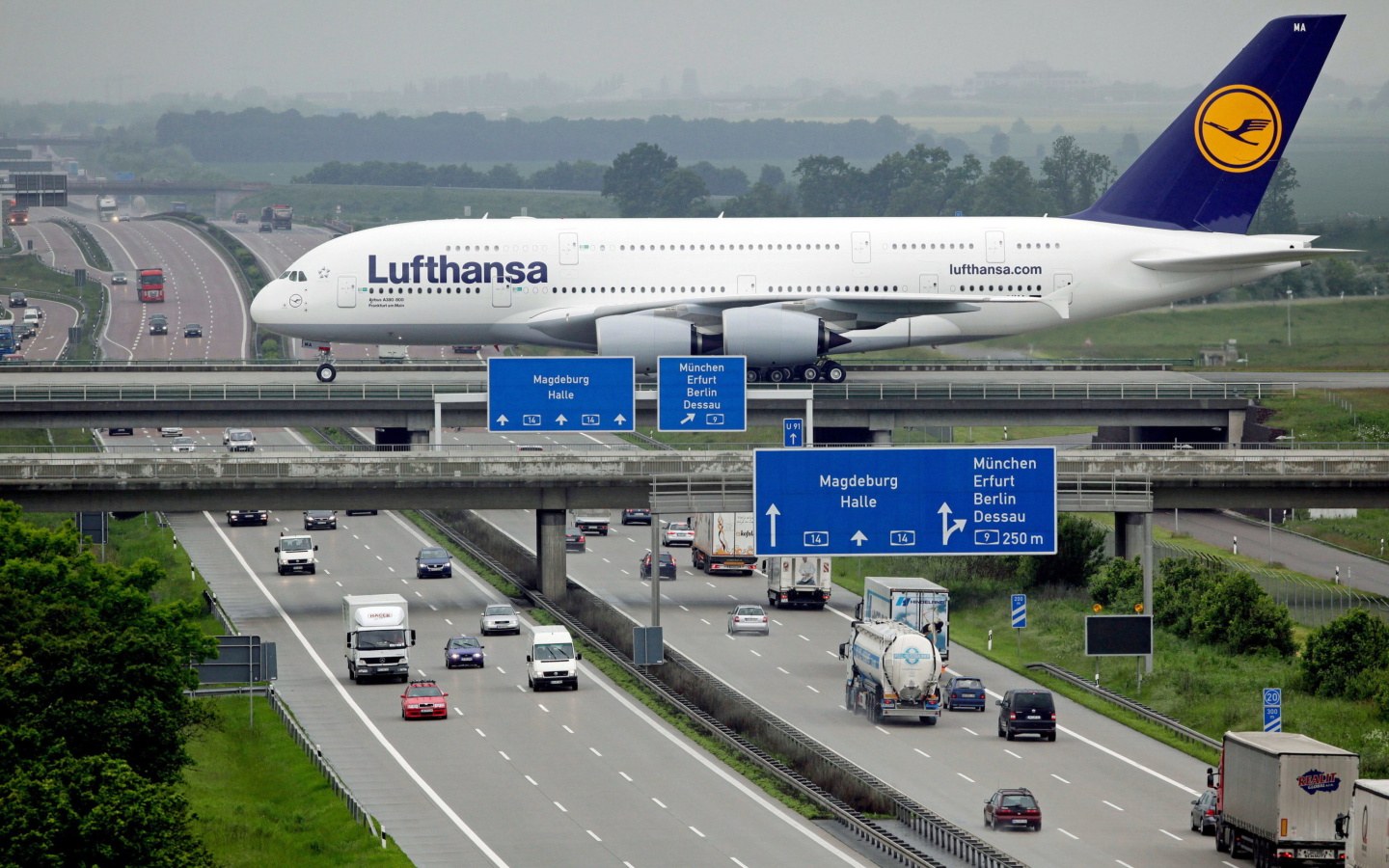 Fondo de pantalla Lufthansa Airbus A380 In Frankfurt 1440x900