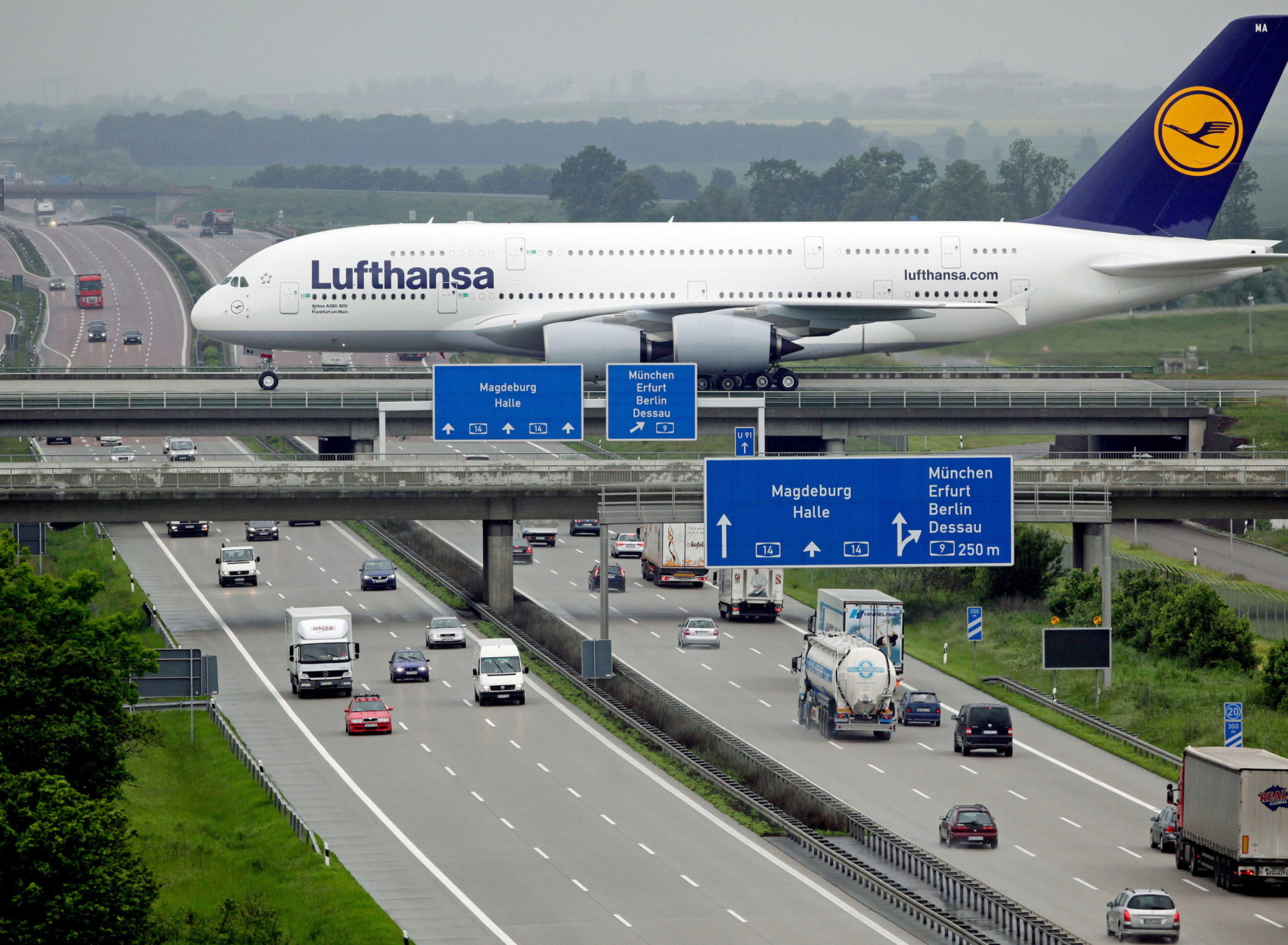 Обои Lufthansa Airbus A380 In Frankfurt 1920x1408