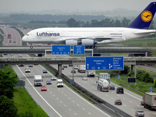 Fondo de pantalla Lufthansa Airbus A380 In Frankfurt 320x240