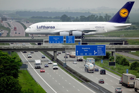 Sfondi Lufthansa Airbus A380 In Frankfurt 480x320