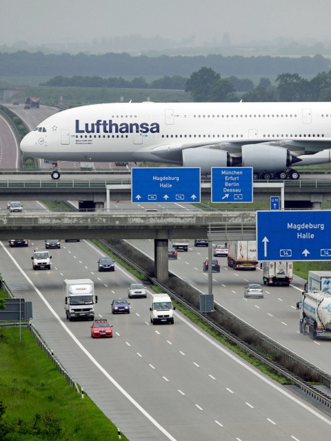 Обои Lufthansa Airbus A380 In Frankfurt 480x640