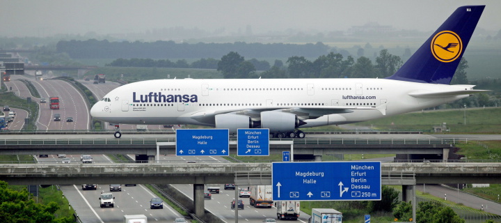 Das Lufthansa Airbus A380 In Frankfurt Wallpaper 720x320
