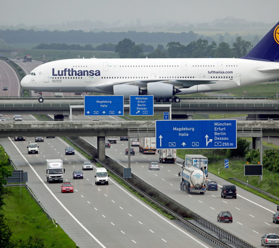 Обои Lufthansa Airbus A380 In Frankfurt 960x854