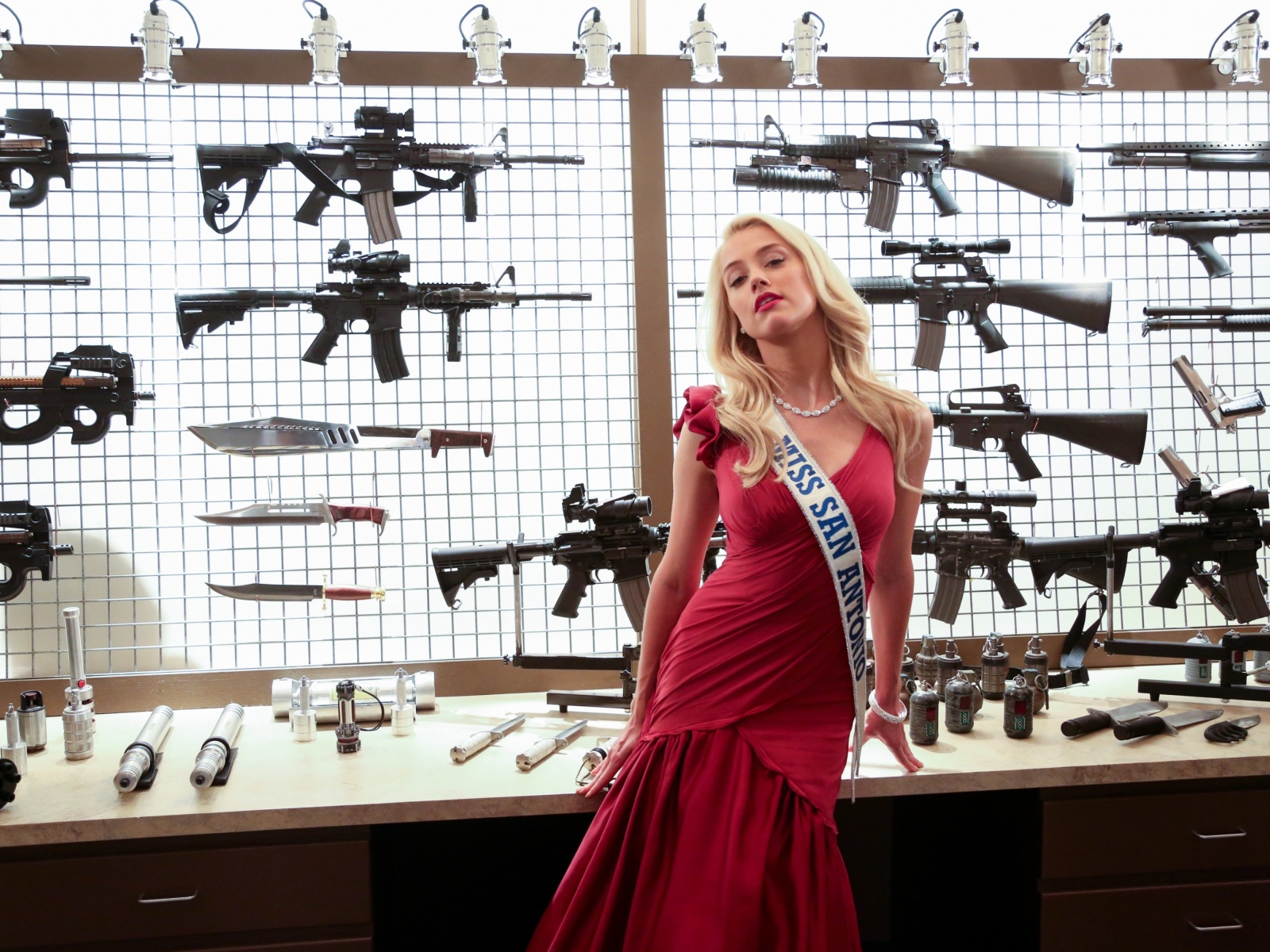 Machete Kills with Amber Heard wallpaper 1600x1200