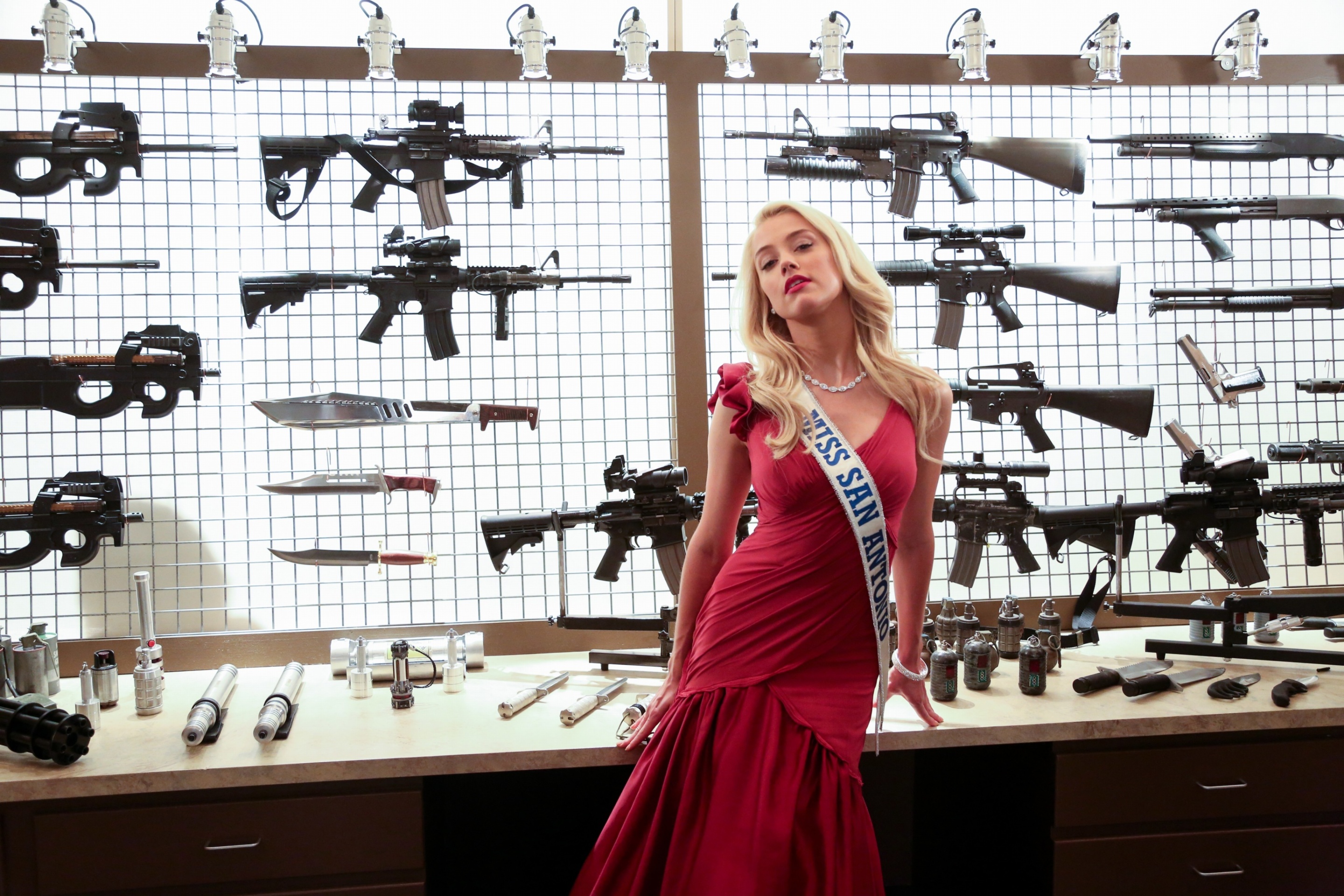 Machete Kills with Amber Heard wallpaper 2880x1920