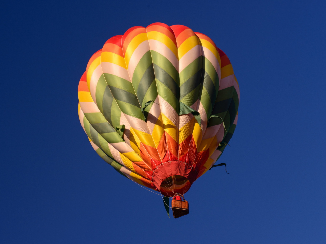 Обои Big Colorful Air Balloon 1280x960