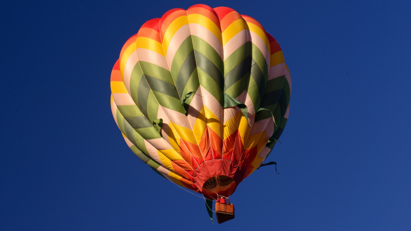 Big Colorful Air Balloon wallpaper 1366x768