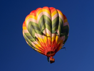 Fondo de pantalla Big Colorful Air Balloon 320x240