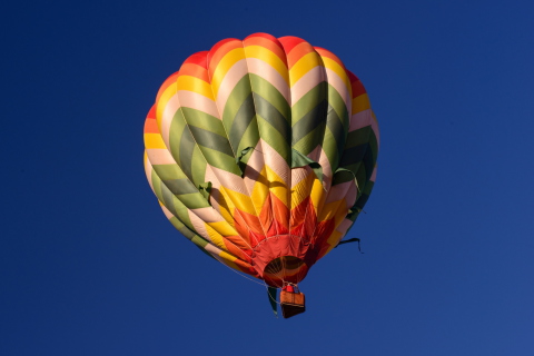 Big Colorful Air Balloon wallpaper 480x320