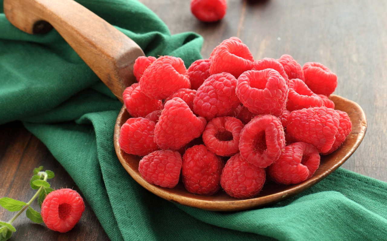 Beautiful raspberry wallpaper 1280x800