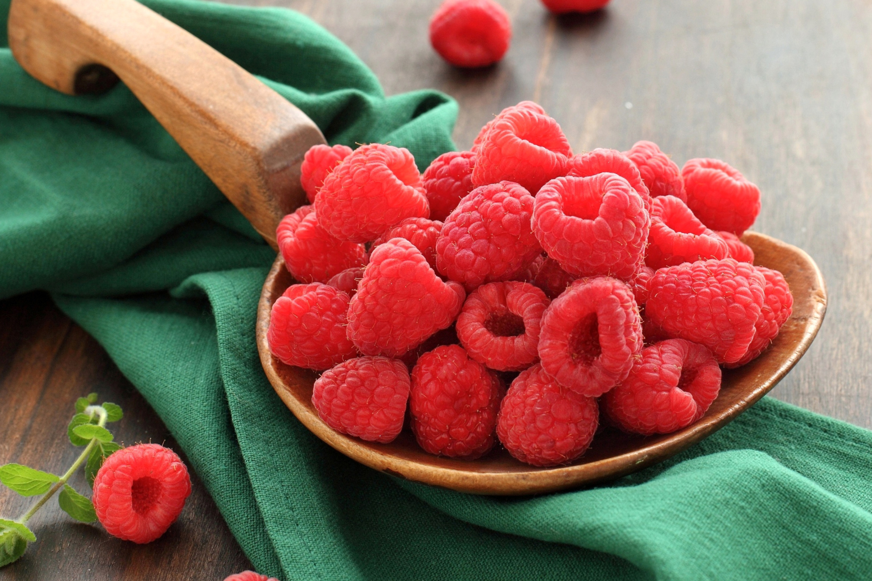 Beautiful raspberry wallpaper 2880x1920