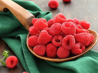 Beautiful raspberry wallpaper 320x240