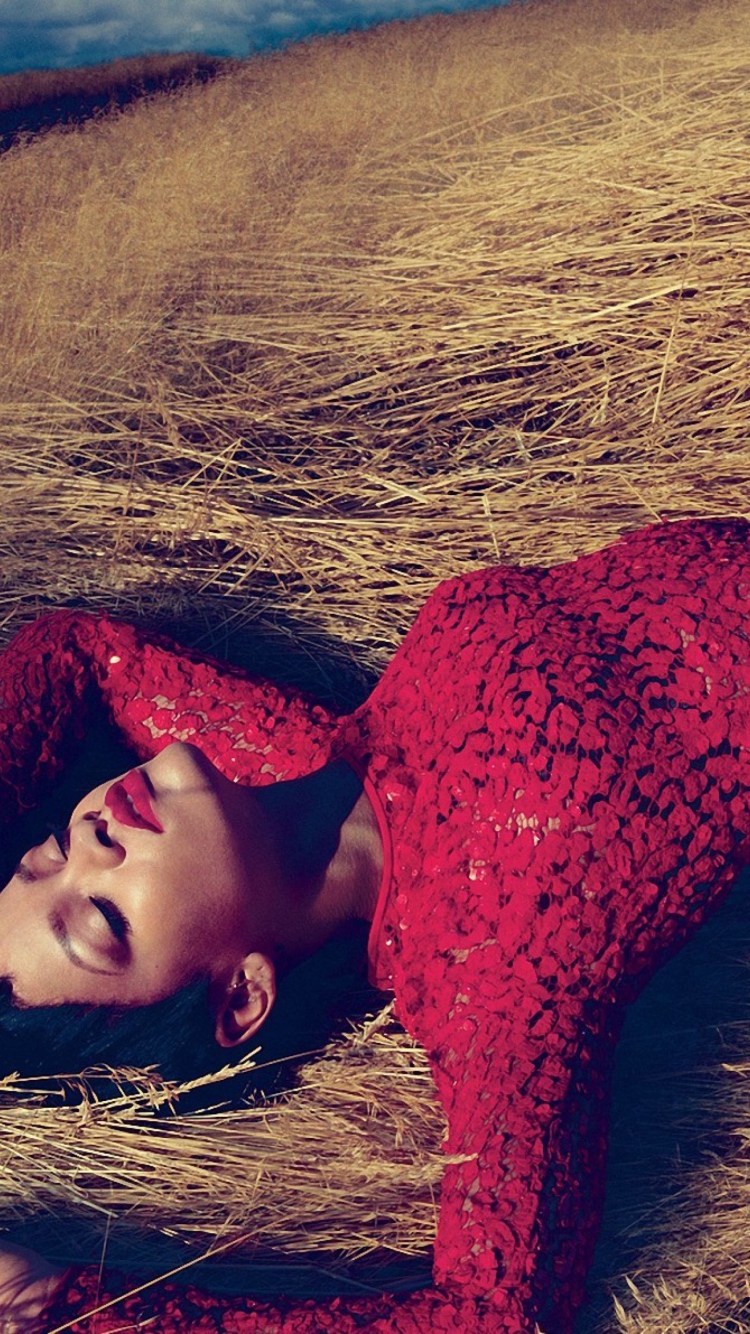 Sfondi Rihanna In Gorgeous Red Dress 750x1334