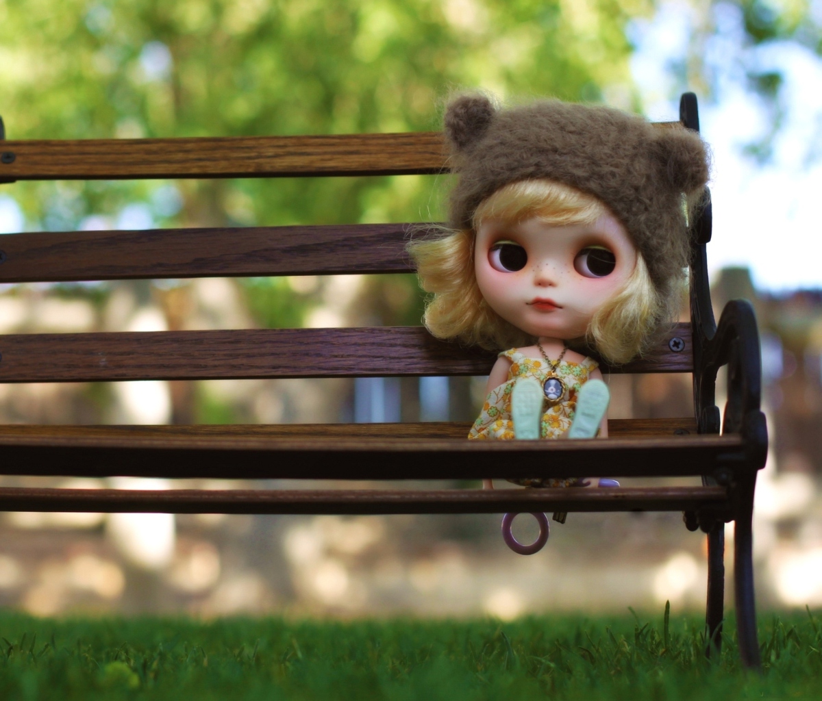 Sfondi Doll Sitting On Bench 1200x1024