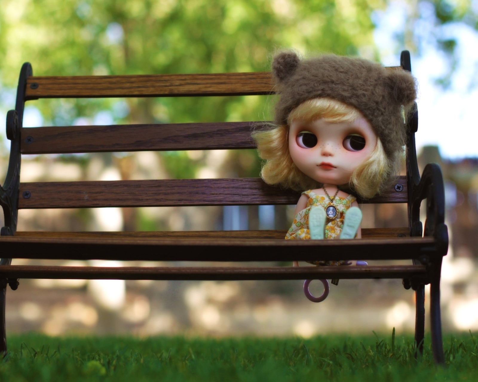 Sfondi Doll Sitting On Bench 1600x1280