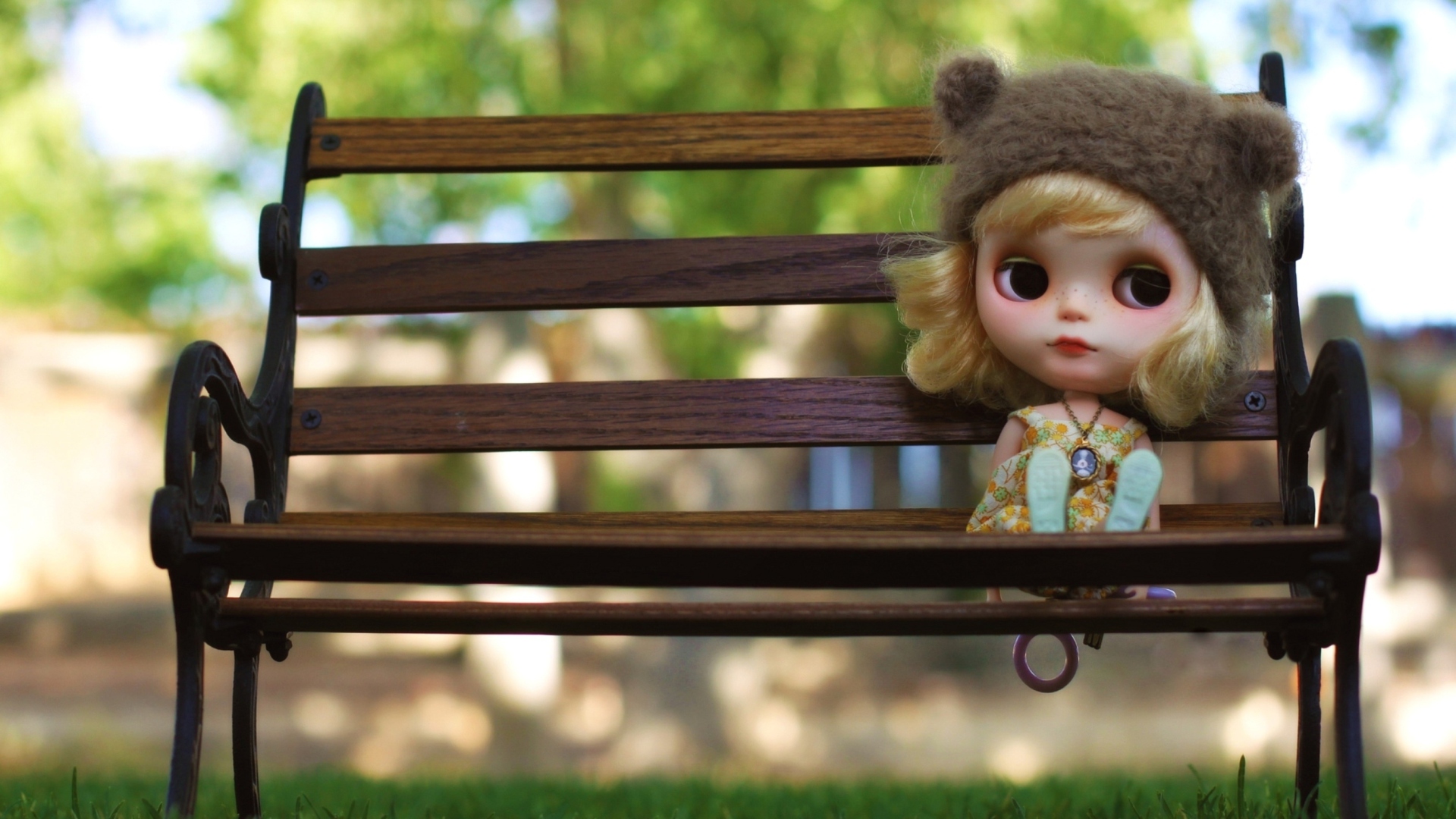 Обои Doll Sitting On Bench 1920x1080