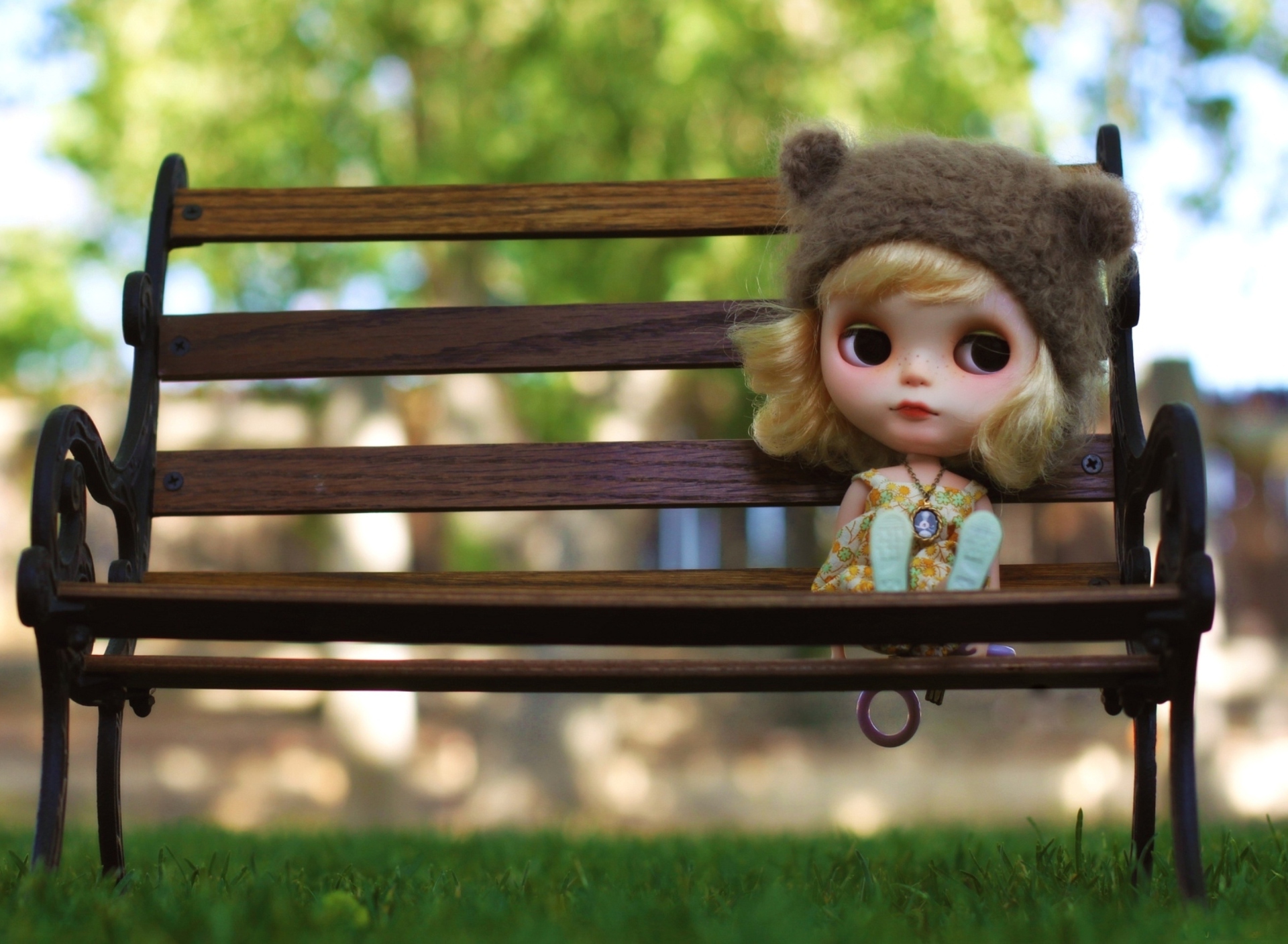 Fondo de pantalla Doll Sitting On Bench 1920x1408