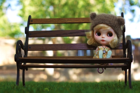 Das Doll Sitting On Bench Wallpaper 480x320