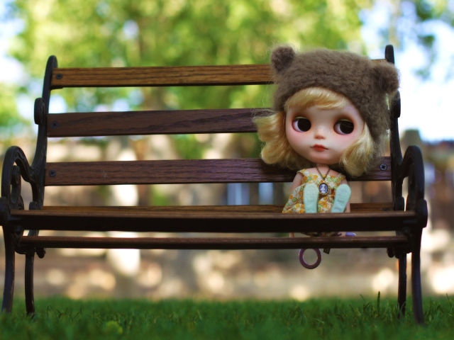 Das Doll Sitting On Bench Wallpaper 640x480
