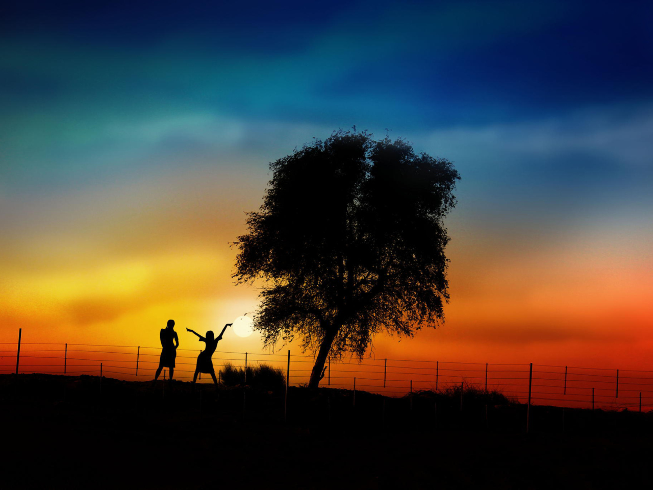 Fondo de pantalla Couple Silhouettes Under Tree At Sunset 1280x960