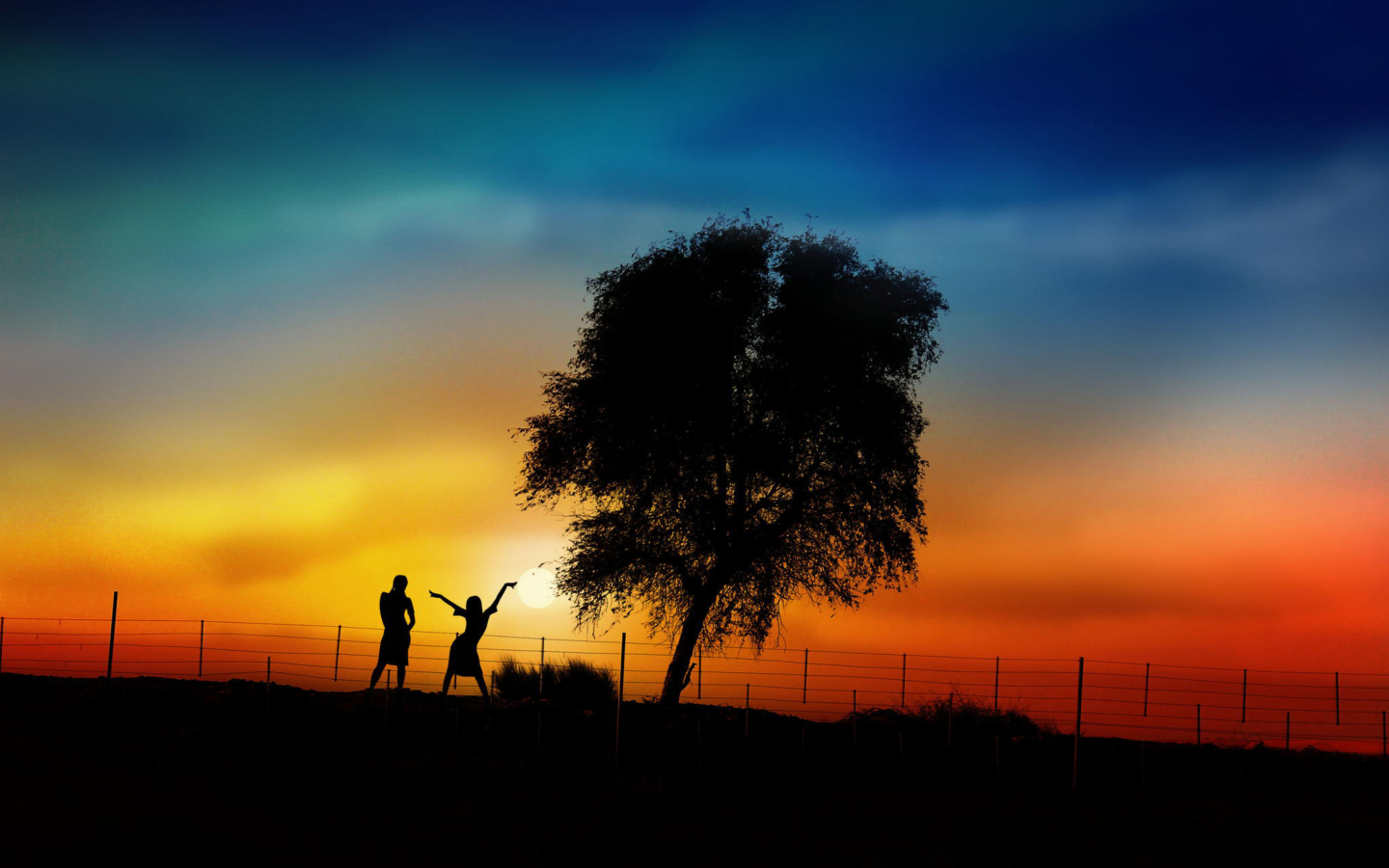 Fondo de pantalla Couple Silhouettes Under Tree At Sunset 1440x900