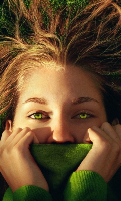 Fondo de pantalla Brunette With Green Eyes 240x400