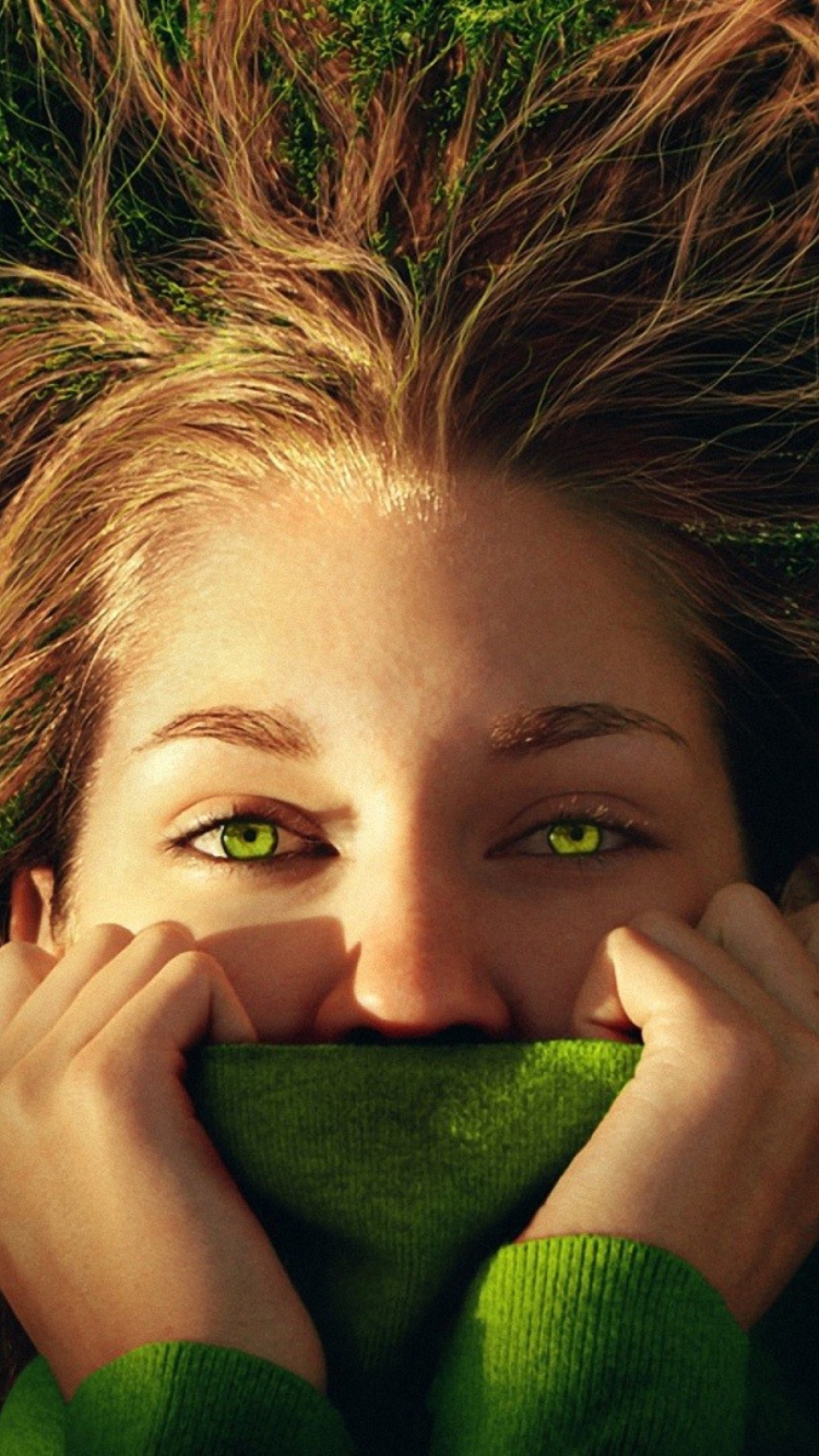 Das Brunette With Green Eyes Wallpaper 750x1334