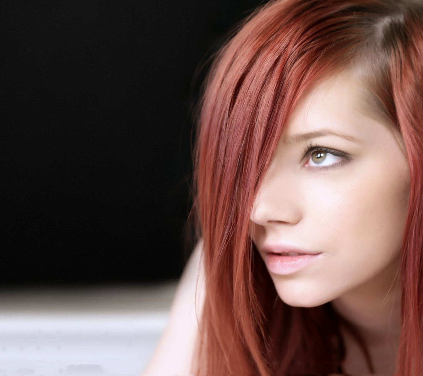 Fondo de pantalla Redhead Girl 1440x1280