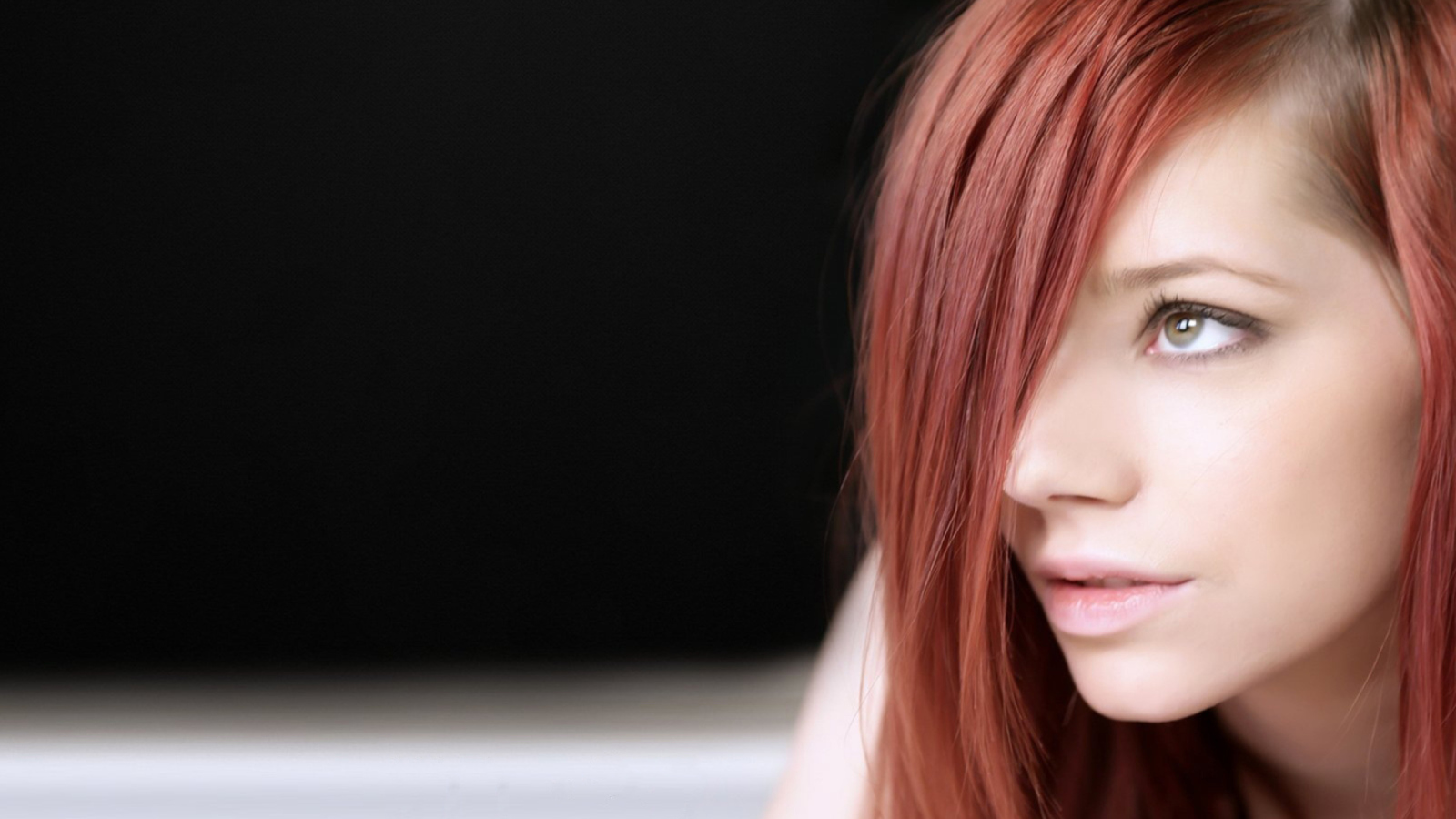 Sfondi Redhead Girl 1600x900