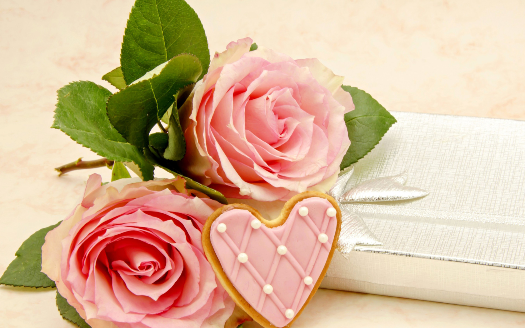 Обои Pink roses and delicious heart 1680x1050